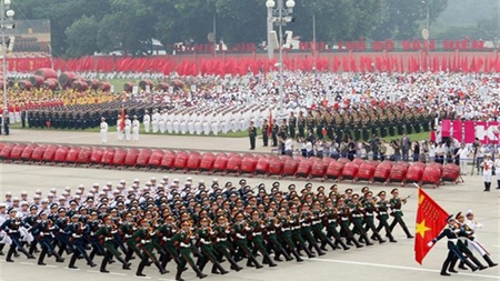 Quân kỳ Quyết thắng với sự bảo vệ của khối danh dự 3 quân chủng: Lục quân, Phòng không-Không quân và Hải quân Việt Nam.